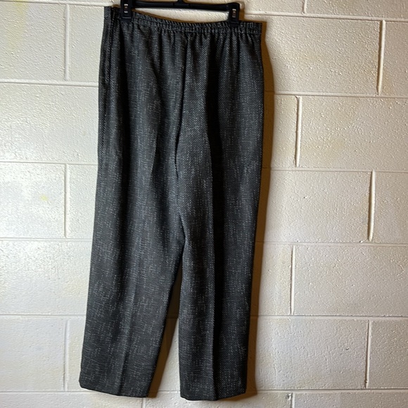 Very nice Black two piece pant suit size 14 by Sag Harbor in hounds tooth print. - Picture 11 of 12